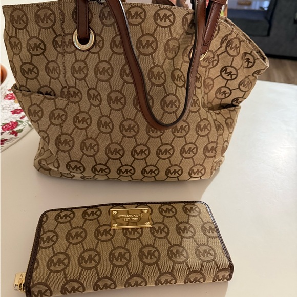Michael Kors Jet Set Signature Handbag Tote Bag Purse Brown Tan w/wallet - Picture 1 of 1